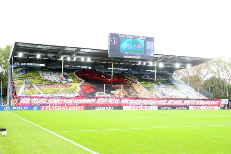 Stadionpanorama beim DFB-Pokalderby SV Waldhof Mannheim gegen 1. FC Kaiserslautern