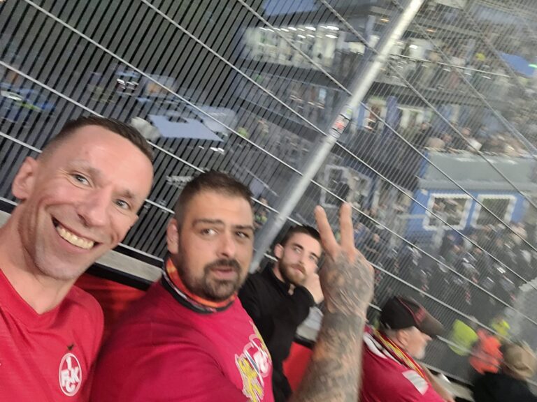 Red Devil's Division Mitglieder im Gästeblock in Mannheim
