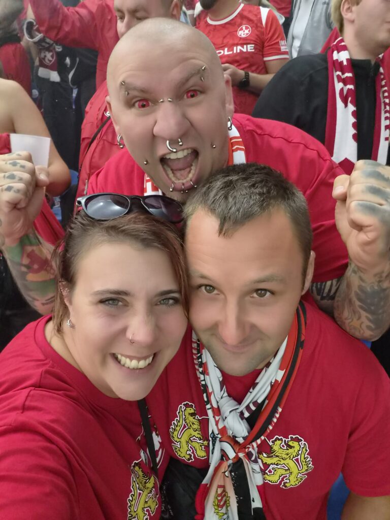 Fanclub-Mitglieder feiern den Einzug in die nächste Pokalrunde