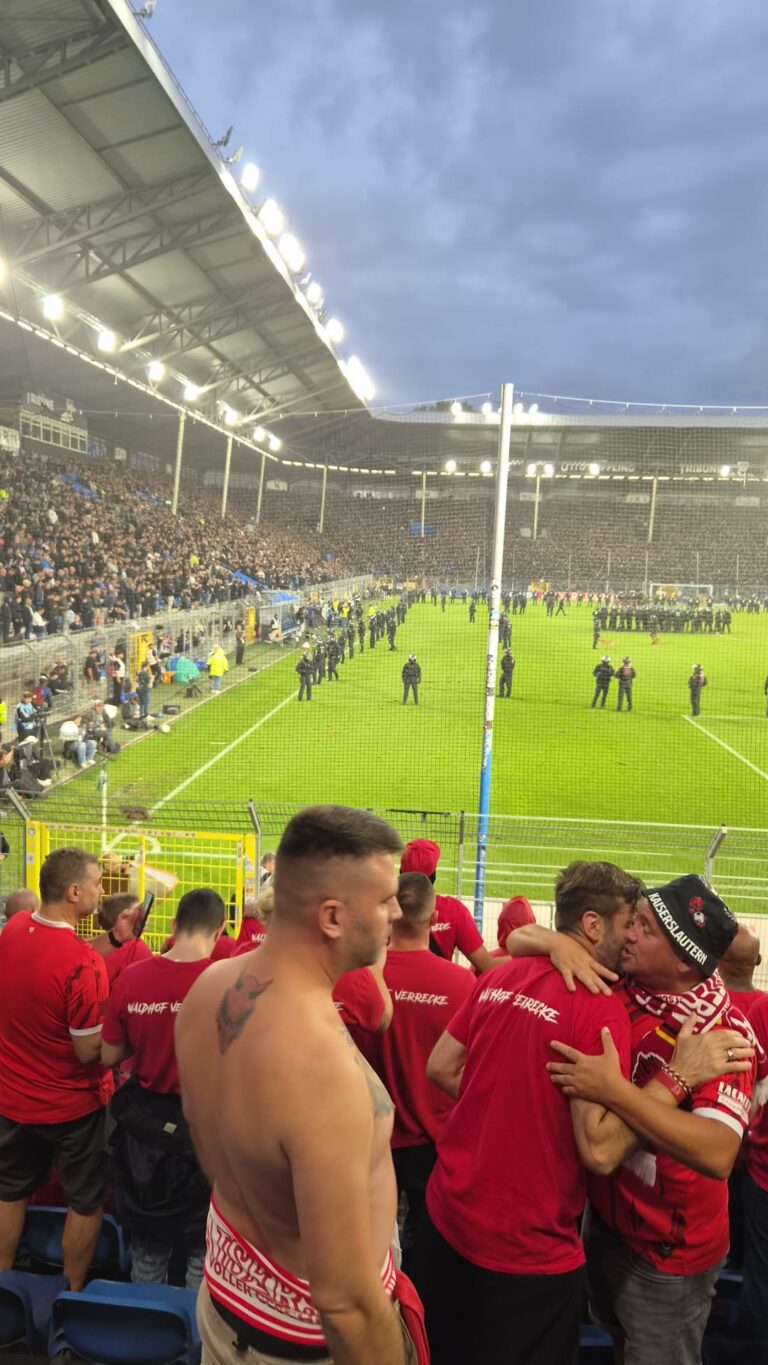 Blick aus dem FCK-Block auf den Rasen des Carl-Benz-Stadions