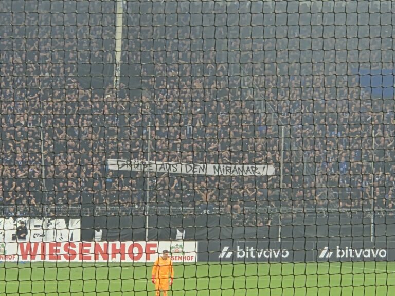 Stadiontribünen beim Pokalduell zwischen Waldhof und Kaiserslautern