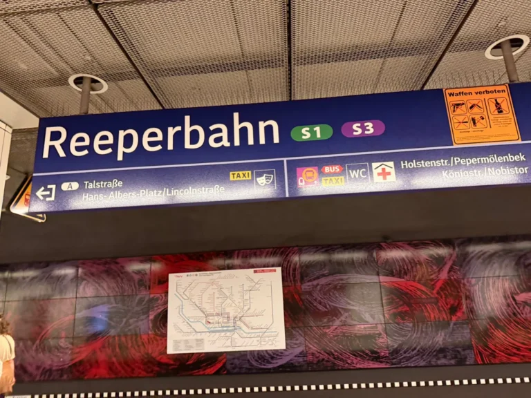 Reeperbahn in Hamburg am Spieltag FC St. Pauli gegen den 1. FC Kaiserslautern
