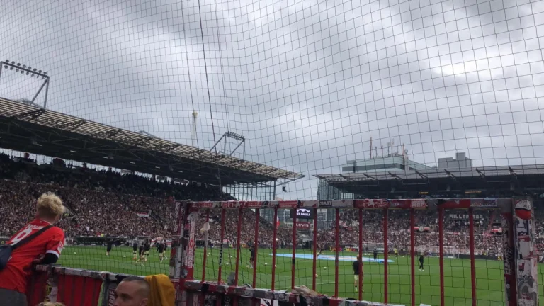 Gästeblock und Spielfeld im Millerntor-Stadion bei FC St. Pauli gegen FCK