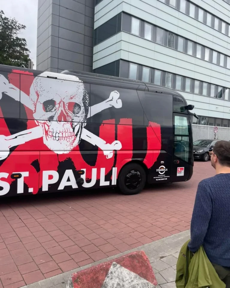 Stadionumfeld und Mannschaftsbus am Millerntor-Stadion Hamburg