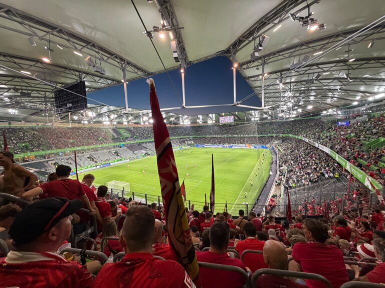 Blick aus dem FCK-Gästeblock auf das Spielfeld der Volkswagen Arena in Wolfsburg