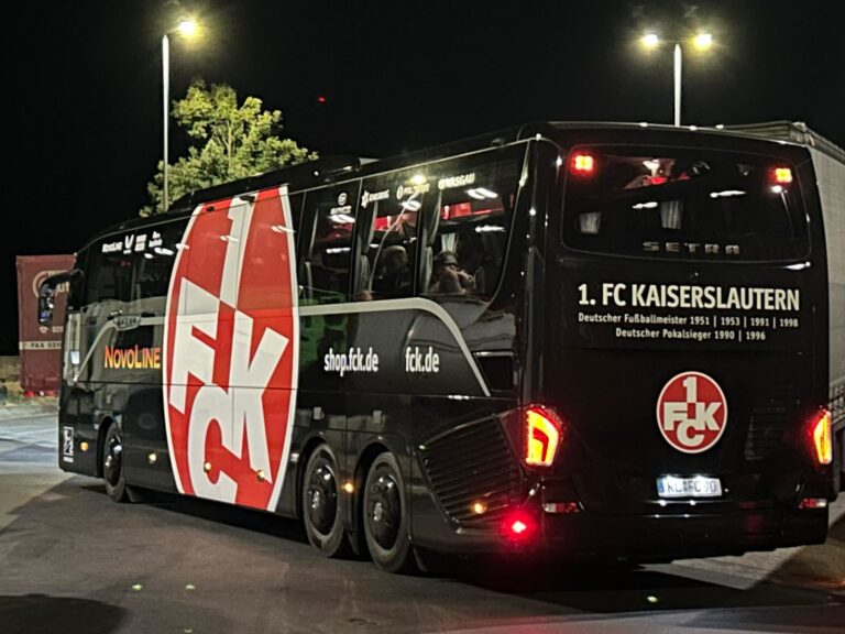 Der Mannschaftsbus des 1. FC Kaiserslautern vor der Arena in Wolfsburg