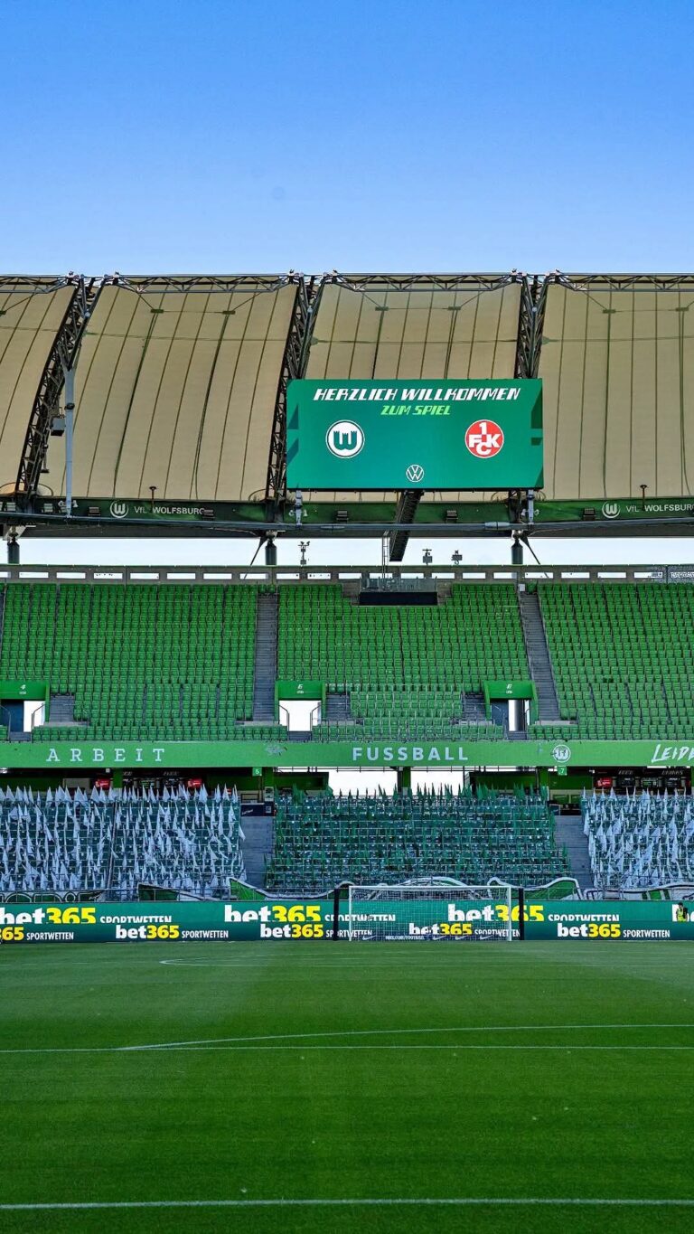 Große Stadion-Anzeigetafel mit dem Logo des 1. FC Kaiserslautern