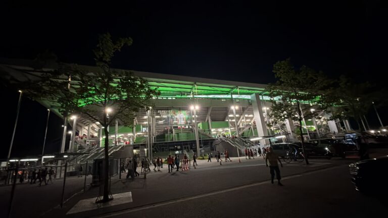 Beleuchtete Volkswagen Arena bei Nacht nach dem Auswärtsspiel