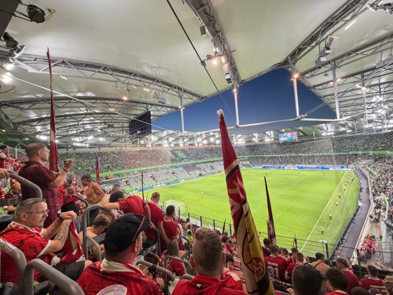 FCK-Fans im Auswärtsblock in Wolfsburg