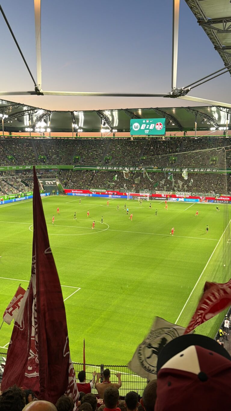 Blick aus dem Block auf das Spielfeld