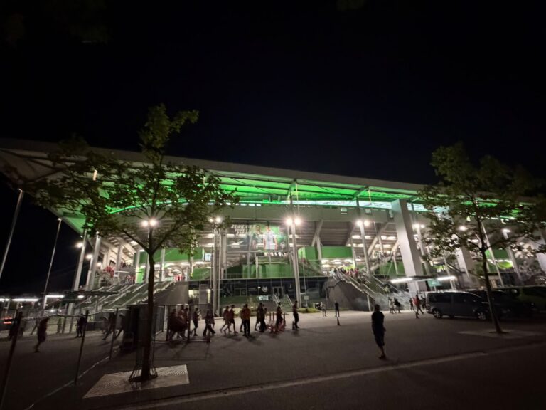 Die Volkswagen Arena im Abendlicht