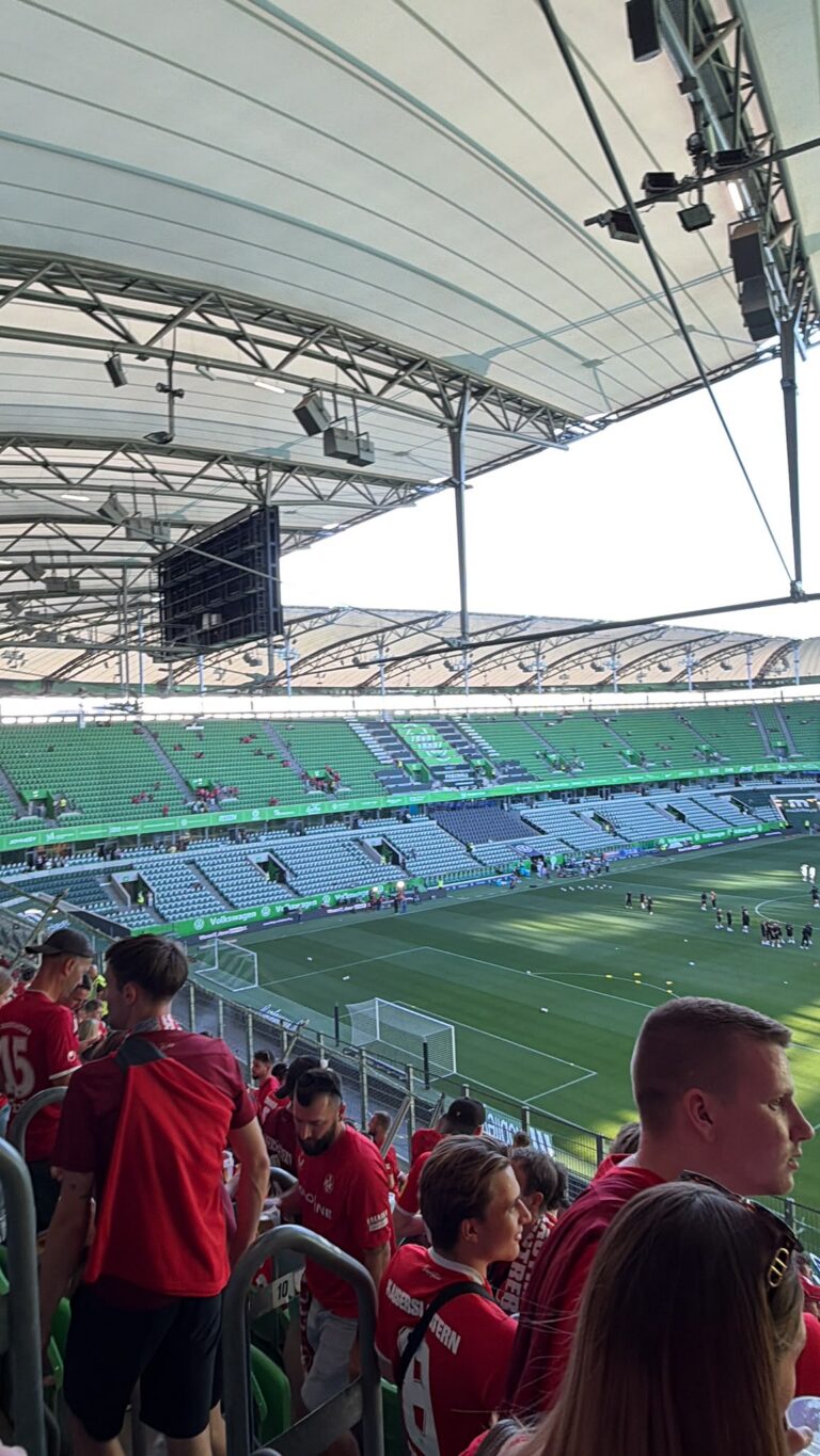 Innenansicht der Tribünen der Volkswagen Arena