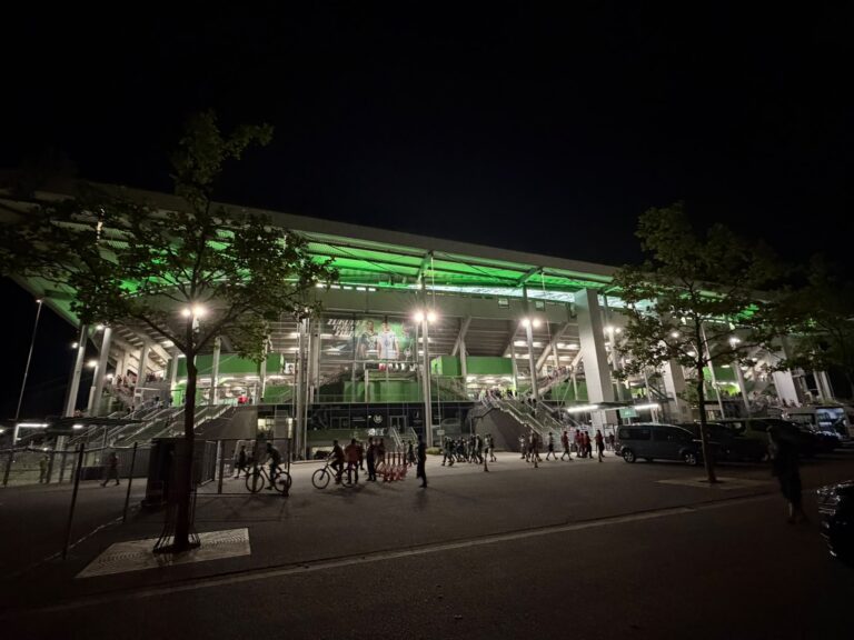 Außenansicht der Volkswagen Arena Wolfsburg am Spieltag
